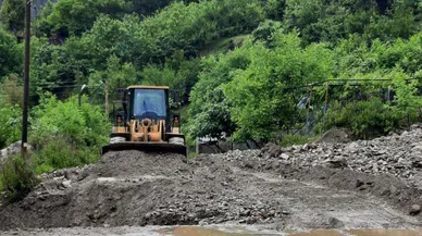 Şiddetli yağıştan dolayı kapanan köy yolları açıldı