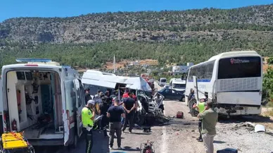 Servis minibüsü park halindeki otobüse çarptı