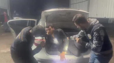 Otomobilin bagajından kaçak göçmen çıktı