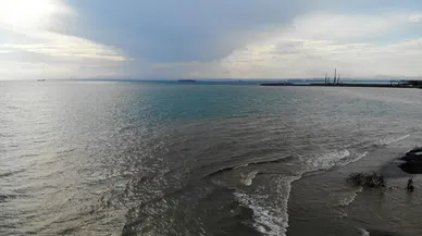 Hatay'da şiddetli yağışlar sonrası denizin rengi değişti