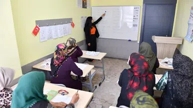 Kadınlar belediyenin desteği ile okuma yazma öğreniyor