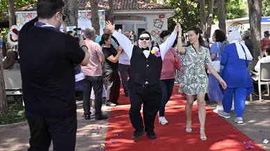Özel çocuklar için kırmızı halıda özel defile