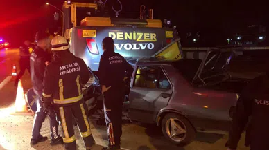 Park halindeki iş makinesine otomobil çarptı: 2 yaralı