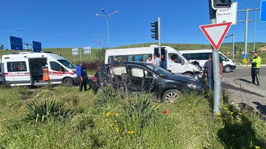 Bingöl’de otomobil ile minibüs çarpıştı: 9 yaralı