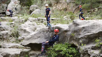 Ateş savaşçılarının kurtarma tatbikatı komandoları aratmadı