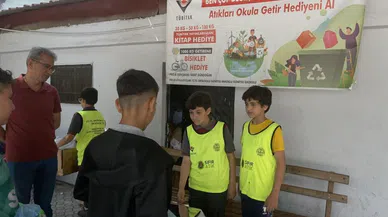 Ödül almak isteyen öğrenciler, okula poşet poşet çöp taşıyor