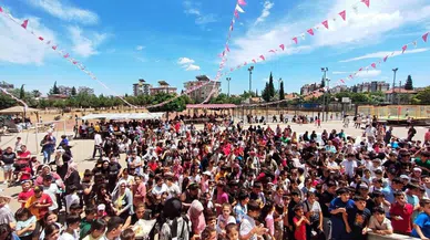 Öğrenci velileri okulları için hayır satışında buluştu