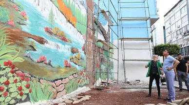 İskenderun'da depremin izleri duvarlara çizilen resimlerle siliniyor