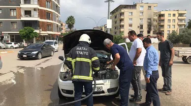 Reyhanlı'da çıkan araç yangını kısa sürede söndürüldü