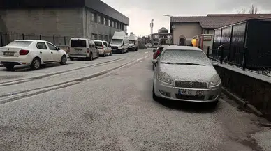 Malatya’da yağan dolu yolları beyaza büründü