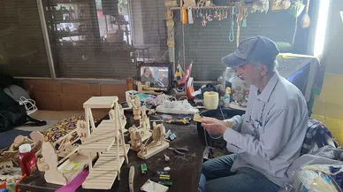 Çocukluğundaki eşyaların ahşap minyatürünü yaptı