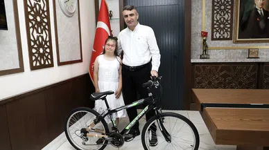 Down sendromlu çocuğa bisiklet hediye edildi