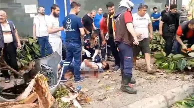 Otomobil yayalara çarptı, ağacı devirdi: 1 ölü, 3 yaralı