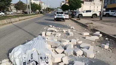 Karayoluna inşaat malzemesi döküldü