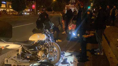 Motosiklet park halindeki otomobile çarptı