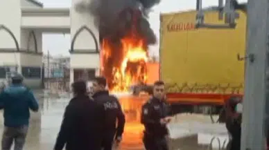 Sınır Kapısı'nda bekleyen tır alev topuna döndü