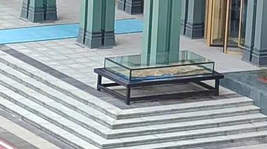 Vinçle getirilen 3 tonluk eser Cumhurbaşkanına hediye edildi