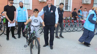 Depremzede yetimlerin yüzü hediye edilen bisikletlerle güldü