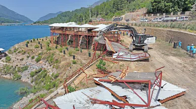 Koruma alanındaki ruhsatsız 34 çardak ve betonarme inşaat yıkıldı