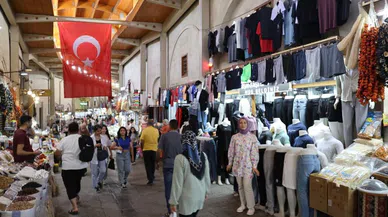 Kahramanmaraş’ta sıcak havada serin çarşıda alışveriş imkanı