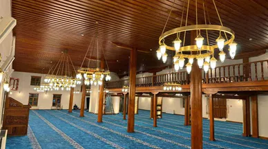 Depremde hasar gören 534 yıllık cami ibadete açıldı
