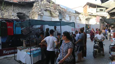 Depremin yıktığı çarşıda eski günleri aratmayan bayram alışverişi