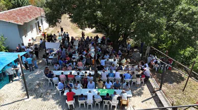 Mahalleli kurban sofrasında bir araya geldi