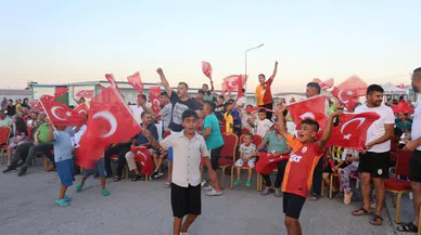 Depremzedeler, milli maç heyecanını konteyner kente kurulan dev ekranda yaşadı