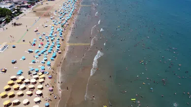 Tatilciler Mersin'e akın etti, sahiller doldu