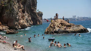 Antalya'da yüzde 90'a varan nem oranı bunalttı