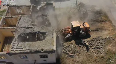 Elbistan’da Metruk Binalar Yıkılıyor