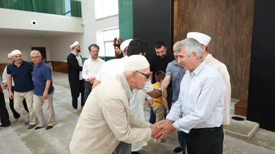 Vali Mükerrem Ünlüer, Bayram Namazı Sonrası Vatandaşlarla Bayramlaştı