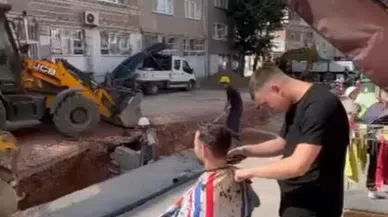 Tıraş olurken yol yapım çalışmasını izledi, gören bir daha baktı