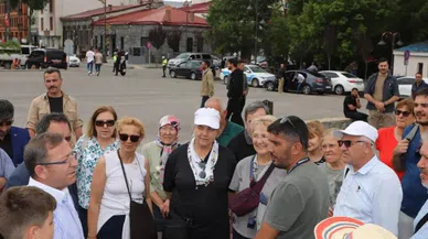 Kars Valisi turistlere rehberlik yaptı