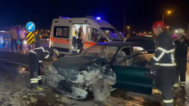 Aksaray 'da Hafif ticari araç ile otomobil çarpıştı