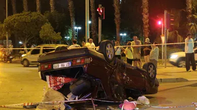 Antalya 'da  Otomobiller kavşakta çarpıştı, takla atan araçtaki 2 kişi yaralandı