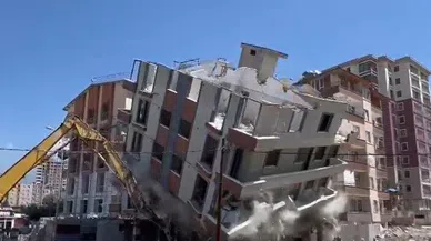 Hatay 'da 6 katlı bina iş makinesinin darbesiyle yerle bir oldu