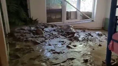 Uzundere’de heyelan nedeniyle bazı evler toprak ve kaya parçaları ile doldu
