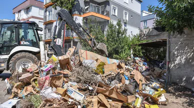 Çöp ev operasyonu: 2 evden 12 kamyon çöp çıkarıldı