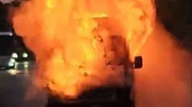 Antalya'da servis minibüsü alev alev yandı