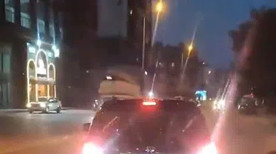 Ambulansın önünü kesip camı yumrukladı