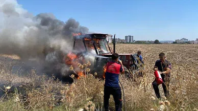 Tarlada çalışan traktör alev alev yandı