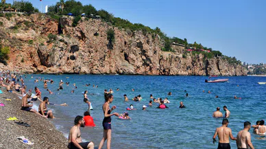 Denize giren tatilcilerin ayaklarındaki yaraları, ölmüş derilere adeta saldırıp tedavi ediyorlar