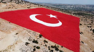 Mersin'de zemine işlenmiş büyük Türk bayrağı boyandı