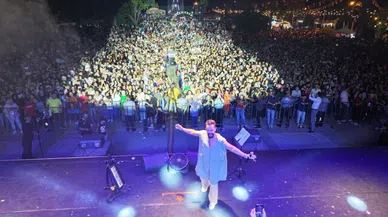 Geleneksel Ağustos Fuarı’nda Bahadır Tatlıöz Müzik Ziyafeti Yaşattı