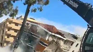 6 katlı bina iş makinesinin dokunuşuyla yerle bir oldu