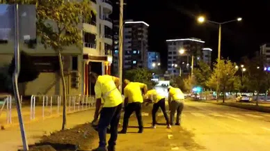 Büyükşehir, Yağış Sonrası Gece Boyunca Sahada Çalışmalarını Sürdürdü