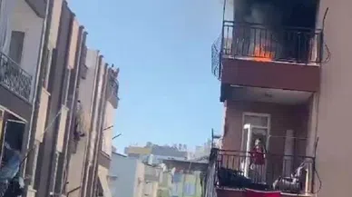 Yangını Gören Komşular Karşı Balkondan Hortumlarla Alevlere Müdahale Ettiler