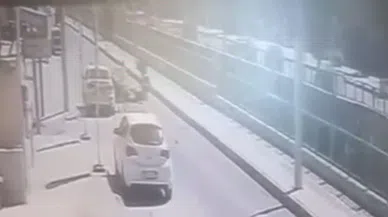 Elektrikli bisikletin sürücüsü motosikletin altında kaldı