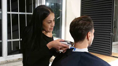 Evini kuaföre çevirdi, yaşadığı şehirde bir ilki başardı